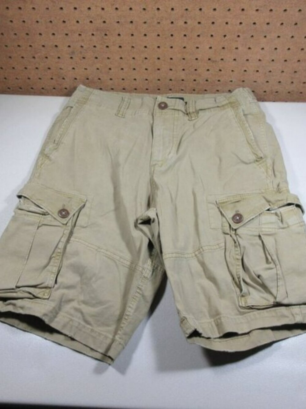 American Eagle mens khaki Next Level Flex distressed flap cargo shorts 30 EUC
